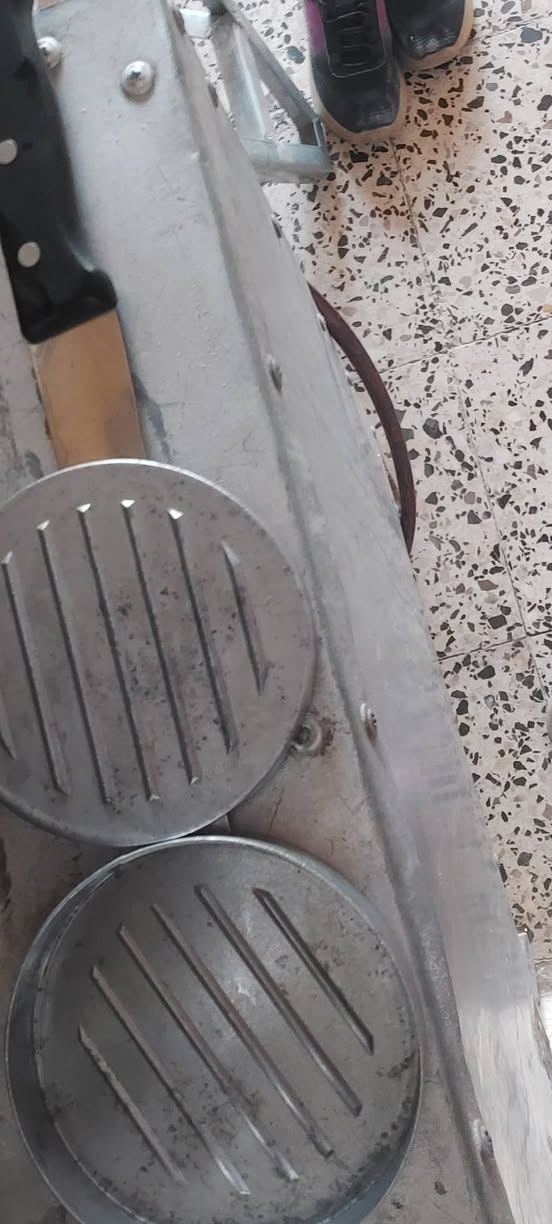 اغراض لبيع  وياها مثرامه عدد ٢
جناكيل مال لحم عدد ٢ 
كلهن اخذهن ب١٠٠الف عنواني فلوججه شارع ثرثار
‎***********

