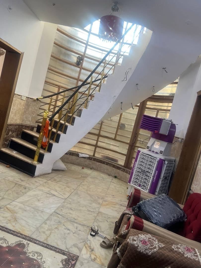 للبيع بيت طابقين طابو صرف اجازة بناء 
200 متر اربع غرف نوم استقبال مطبخ صحيات 
العنوان كربلاء  العطيشي حي الرسول 
***********