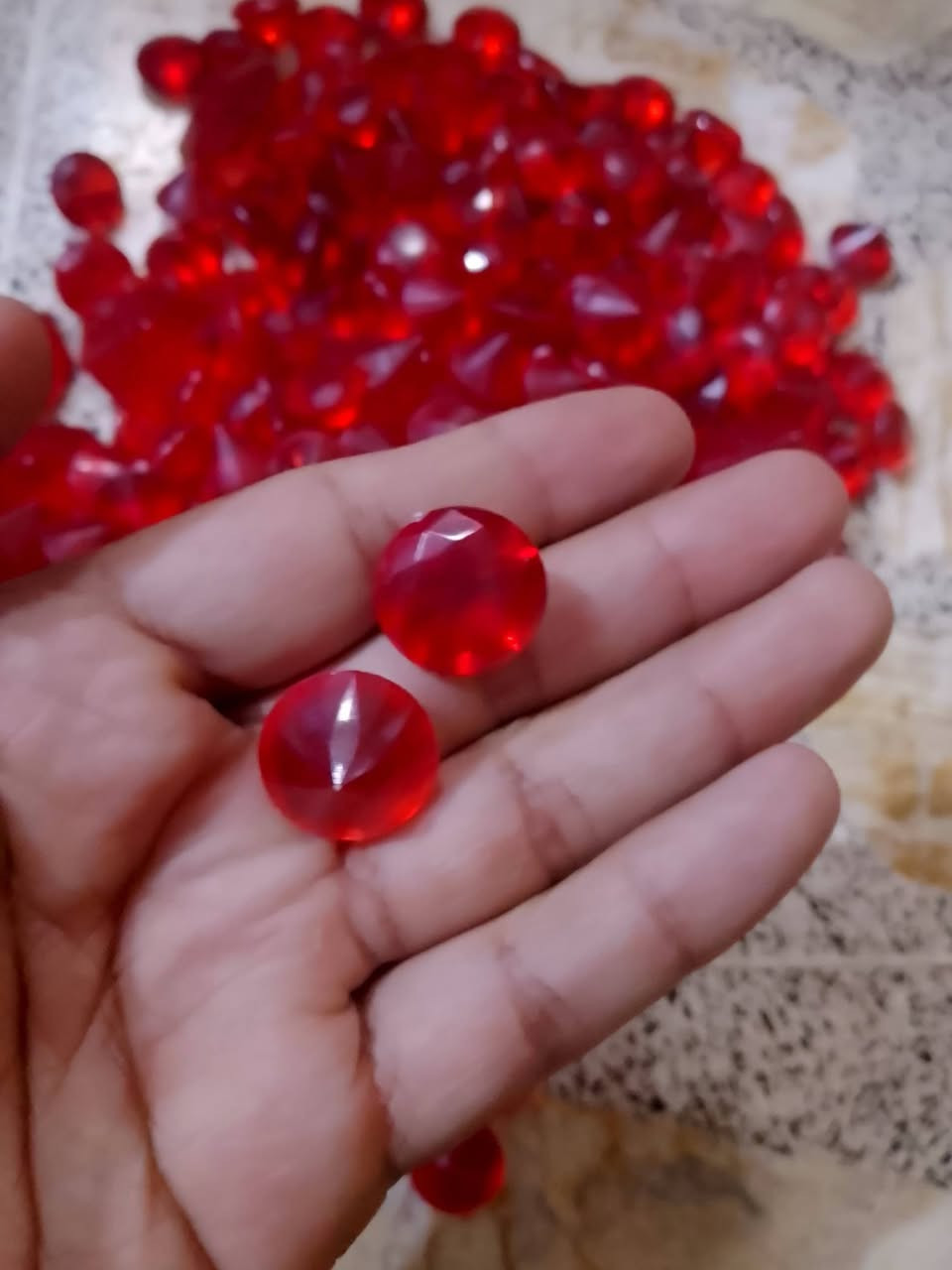 سلام عليكم ياقوت صناعة بلاستيك تقريبا 300قطعة سعر القطعة 250دينار بيع شلع كل الكمية مكاني بغداد ***********وتساب خادمكم
