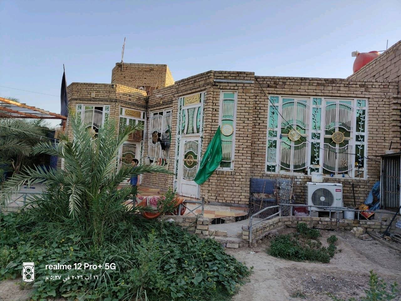 دار للبيع مع قطع مشترك
المساحة الكلية 800

بناء  300  البيت 

مع مساحة 500 القطع 

يحتوي البيت على
ديوانية 10  في 4ونص
صاله 9×4
غرف عدد 3
مطبخ عدد 2  حار و بارد 

المكان المجر الكبير 
بداية القرية أبو العلاء 
اللاستفسار 
***********