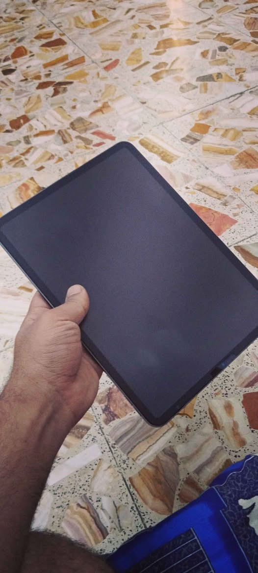 السلام عليكم ايباد 11برو الجيل الثاني 2020 الجهاز نظيف وحلو 120فريم فقط امبدل بي ايسي شحن للعلم يشغل سماعه وطبيعي الوضوع البطاريه اعتقد ثمانينات لان قبل مدة فحصته جان 84 الجهاز مابي اي خلل السعر 525 وبي مجال  للاستفسار *********** بغداد, العراق

نص مكتوب في الصور:
- حول الاسم iPad إصدار iPadOS 27.0 اسم الطراز iPad Pro (١١ بوصة) (الجيل الثاني) رقم الطراز MXDC2LL/A الرقم التسلسلي DMPFHS27NRC9 انتهت صلاحية التغطية الأغاني الفيديوهات ٢٧ الصور ١٦٦ التطبيقات ٣٥ السعة ٢٥٦ غ.ب. متوفرة ٨٥,٩٧ غ.ب. عنوان Wi-Fi 74:8F:3C:41:C0:7A Bluetooth 74:8F:3C:49:12:E5 SEID