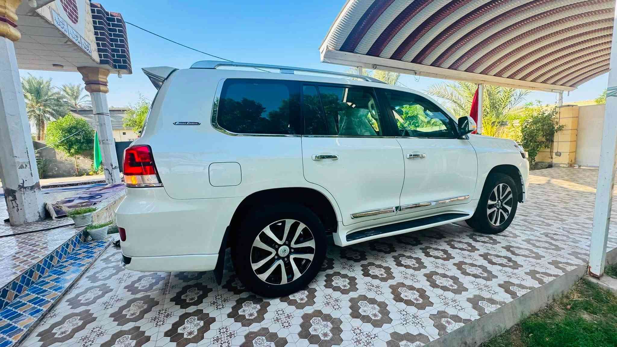 سلام عليكم للبيع لاندكروزر موديل ١٨
سيارة جديدة 
فول موصفات 
سيارة كارتون بل خير عل يشتري 
***********
