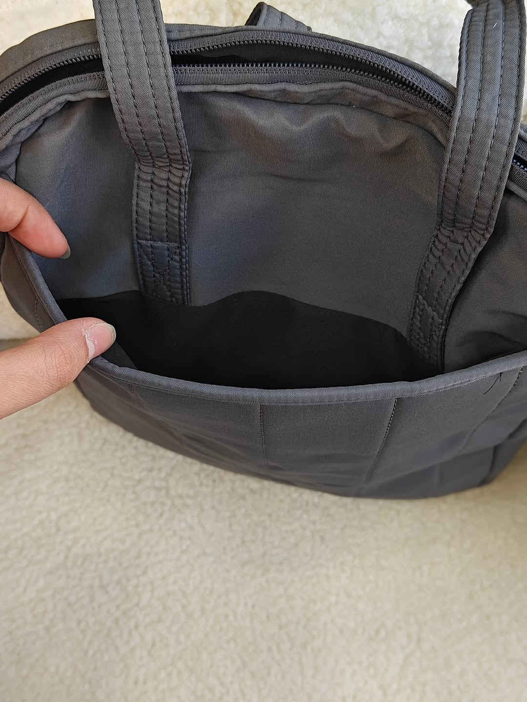 🎒 جنطة عملية وأنيقة للاستخدام اليومي
حجمها أكبر من اللابتوب بشوية، ومناسبة للابتوب أو الملازم والأوراق 📚💻
✨ من الداخل مبطنة بالإسفنج والقديفة حتى تحافظ على محتوياتها
💧 القماش الخارجي ضد المي
👜 تحتوي على 4 جيوب: • جيب بسحاب ومقسم إلى خانتين
• جيب لزكة
• جيبين مفتوحات
متوفرة بـ 5 ألوان 🌷
💰 السعر: 18 ألف
🚚 التوصيل لجميع محافظات العراق: 5 آلاف
📸 التصوير حقيقي من داخل المحل 🌱
