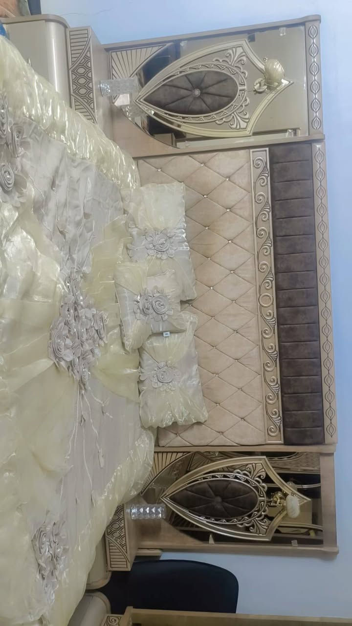 سلام عليكم غرفه نوم للبيع تركي  اخت الجديده 11قطعه سعر 1،500 الف  وبيهه مجال حك جيه مكاني كربلاء حي عامل   ***********
