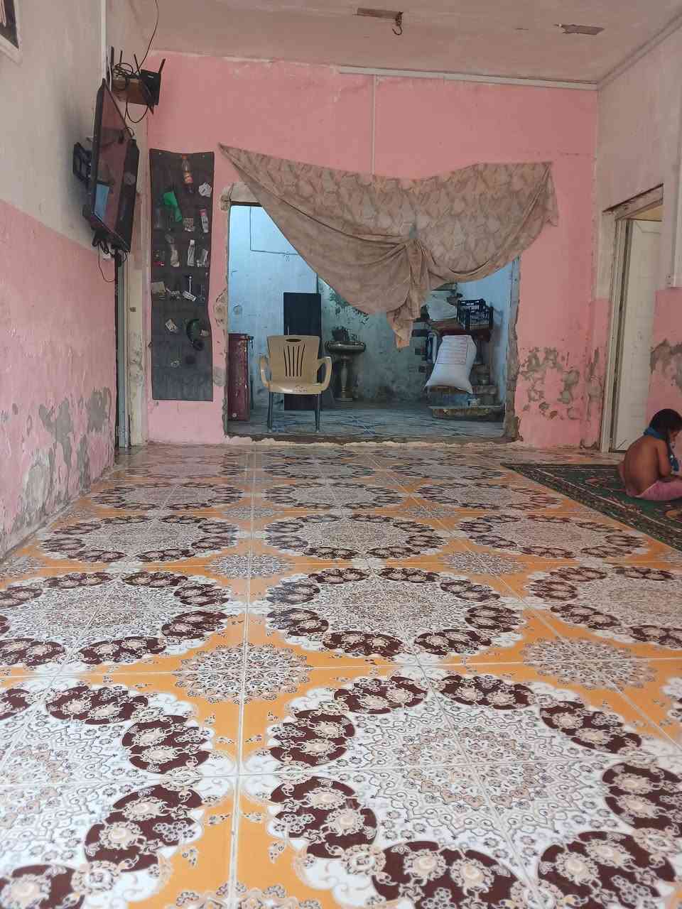 بيت تجاوز بحي الحسين قرب المدرسه الصينيه المساحه 400 متر يحتوي علئ 6 غرف نوم واستقبال وصاله ومطبخ وصحيات خارجيه  بنائه طابوك والسقف عكاده انشاالله مشمول بلتطويب تفاصيل اكثر تعال خاص او اتصل ***********
