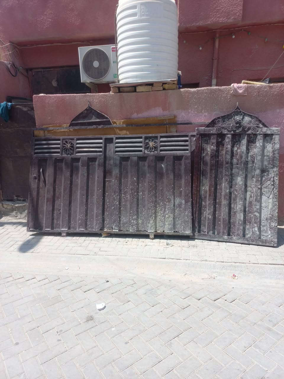السلام عليكم بيبان للبيع فول نضافه مكان(المعامل/العماري) عرض الكبير ٣ أمتار ونص وارتفاع مترين والثاني إرتفاع مترين وعرض متر مال صاله 
***********
