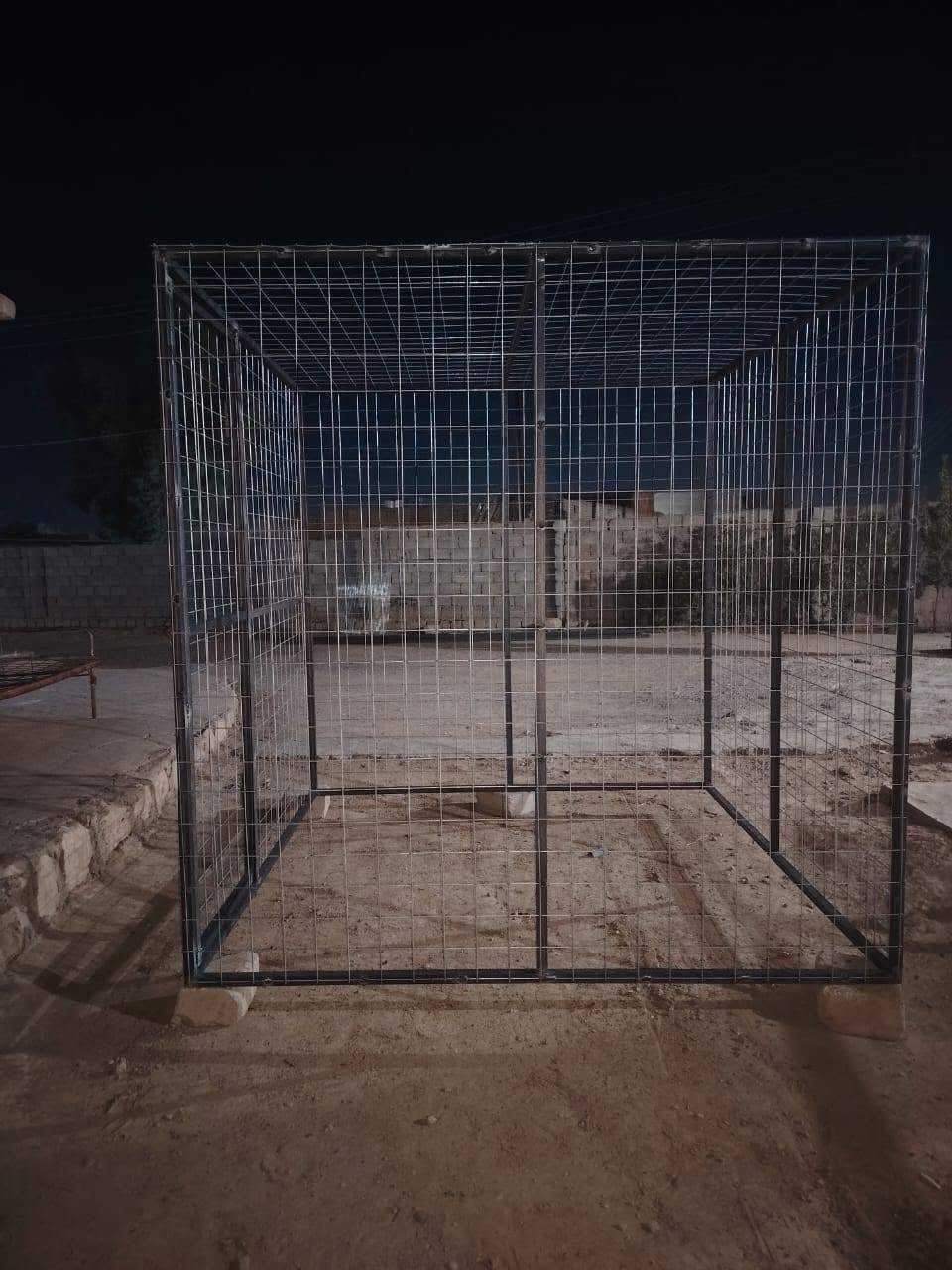 السلام عليكم قفص للبيع فصال الطول ٢م والعرض ٢م والارتفاع ٢م الإطار الخارجي بوري مربع انج وربع القواطع زاوية انج وربع الهسكو الفتحة ٨سم والسلك تقريبا ٤ملم شغل درجة اولى ما اجاوب على التعليقات اتصل ***********
