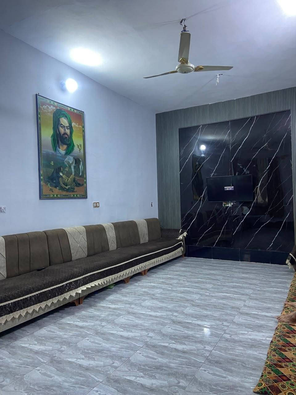 بيت للبيع مساحه ١٦٠ متر مربع طابقين الطابق الاول غرفه وصاله وستقبال ومطبخ  وثاني غرفتين وصاله بيت جاهز للسكن الموقع باب درب قرب مدرسه المساعي ***********
