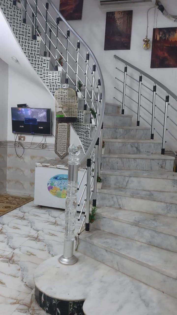 بيت للبيع طابو صرف المساحه 110 طابقين الطابق الأول غرفة نوم مطبخ صاله وصحيات واستقبل الطابق الثاني ثلاث غرف نوم وصاله وصحيات الدرج الطابقين مرمر السطح شتايكر إرتفاع الستاره مترين وربع البيت مطلوب سكان  سعر الكلي مع الاسكان 140 عنوان حي الفداء شارع المدارس قرب مجمع الخيرات  تواصل مع ‏‪***********‬‏
