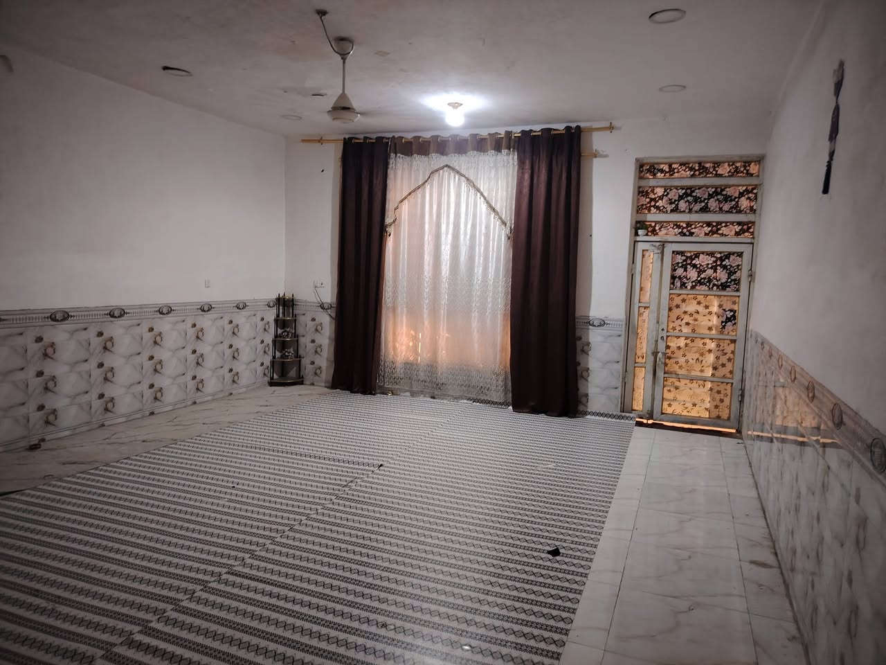 سلام عليكم
دونم كامل للبيع يحتوي على بيت مساحه 330
موقعه حلو ركن على شارعين بيت جاهز 
موقعه السعيده نزله  قبل محطة لازم
سعر و الاستفسار اتصل ***********
