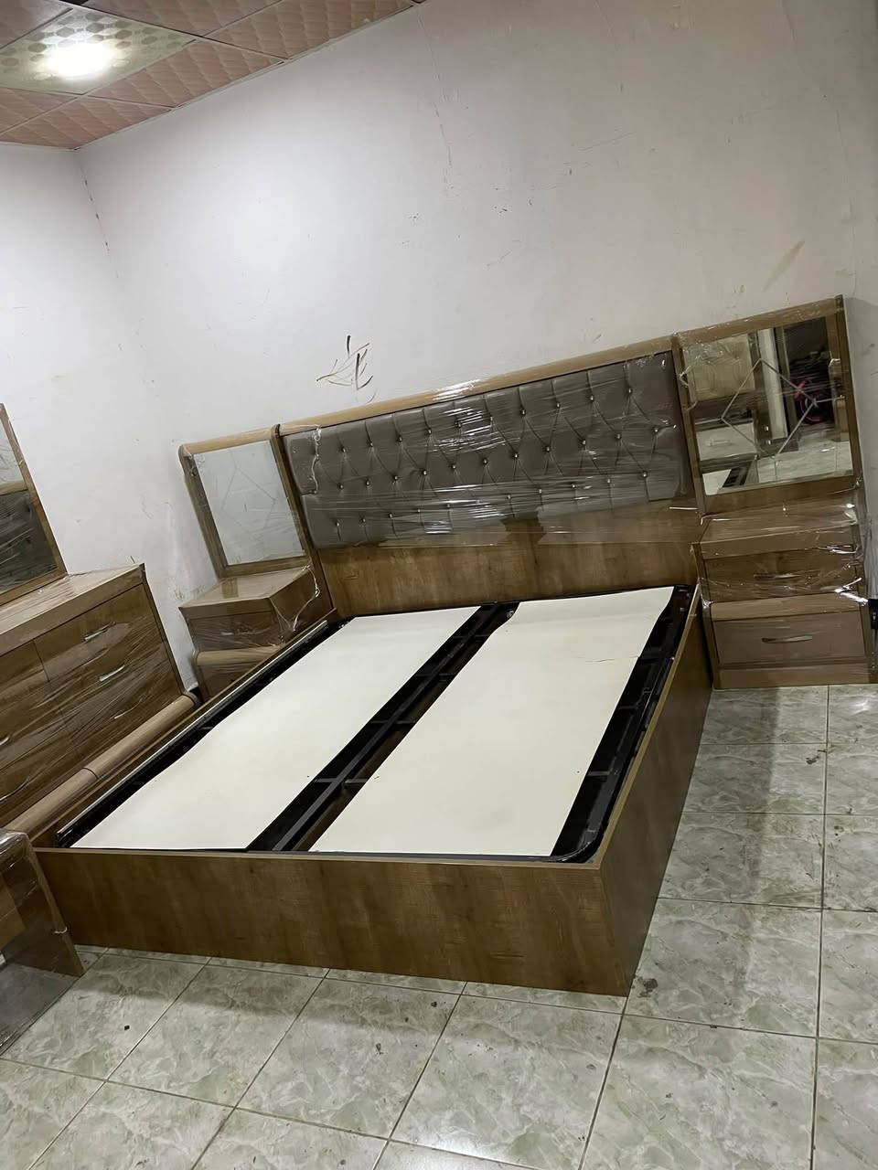 غرفه نوم ملكي 👑 8 قطع لوك صفر كامل انارات لمس اي استفسار اتصال رقم عنوان كركوك ‭***********‬
