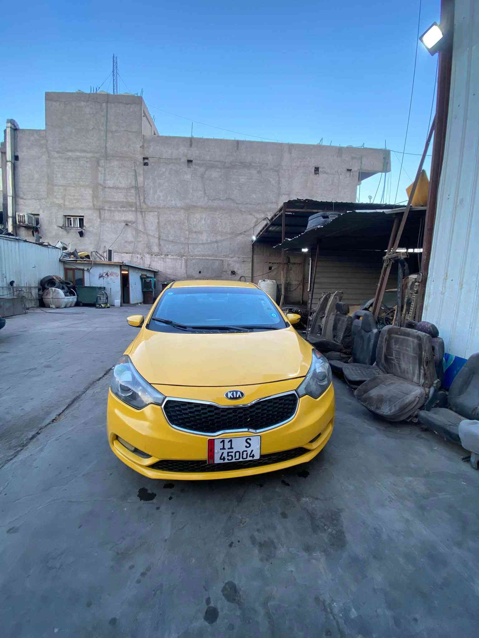 سلام عليكم كيه فورتي للبيع 2015 وارد أمريكي حادثه حافه البنيد فقط لغدشاصي مكفول 
بيه طخه صغيره بل ليه الخلفيه عل كد شبر من امريكه 
مكينه كير صدر تخم تاير خير من الله من سياره جاهزه من كلشي 
سعر 93بيه مجال
*********** 
مكلف بل نشر
