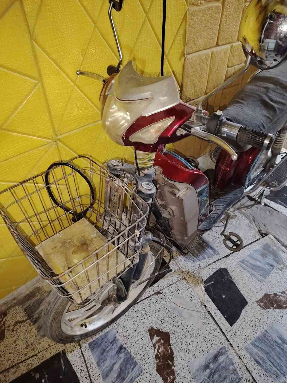 دراجه شحن حجم 17 عطل ٣ بطاريات شغاله كامله تمشي مسافه قصيره وتطفى سعره ٢٠٠ وبيها مجال اتصال ***********
