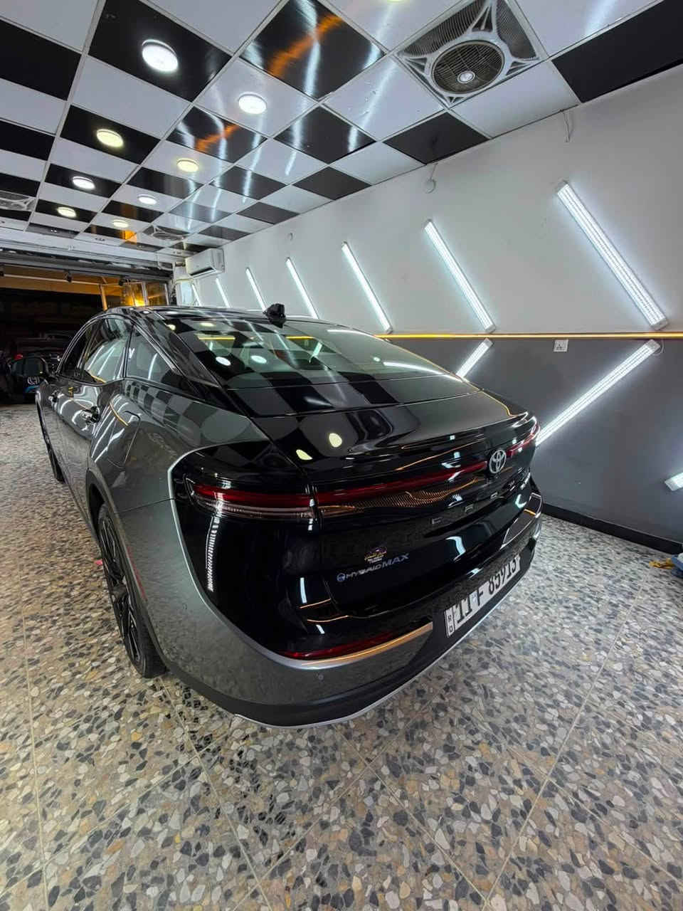 تويوتا كراون 2024 أمريكي – Platinum Hybrid MAX،
حادث جاملغ امامي بدون دواخل ارباك جانبي فقط باقي كفالة 

محرك 2.4 لتر، 4 سلندر، تيربو.

نظام هايبرد ماكس (Hybrid MAX).

القوة الإجمالية: 340 حصان.

القير: أوتوماتيك 6 سرعات Direct Shift-6AT.

دفع رباعي AWD إلكتروني دائم.

محرك كهربائي أمامي ومحرك كهربائي خلفي.

المحرك الكهربائي الخلفي مزود بنظام تبريد مائي عالي القدرة.

التسارع من 0 إلى 60 ميل/س حوالي 5.7 ثانية. 

6 أوضاع قيادة:

اقتصادي ECO

مريح COMFORT

عادي NORMAL

رياضي SPORT

رياضي متقدم SPORT S+

مخصص CUSTOM

تعليق متكيف إلكترونياً AVS.

نظام توجيه كهربائي.

نظام مساعدة على الانعطاف النشط.

فرامل أمامية مهواة مقاس 12.9 إنش.

فرامل خلفية 12.5 إنش.

نظام فرملة متجدد للطاقة. 

جنوط ألمنيوم 21 إنش.

عدد المقاعد: 5

مصابيح أمامية LED رباعية العدسات.

إضاءة نهارية LED.

مصابيح خلفية LED ممتدة.

مرايا كهربائية قابلة للطي.

إشارات انعطاف بالمرايا.

إضاءة أسفل المرايا.

مرايا مدفأة.

مساحات أمامية حساسة للمطر.

شنطة كهربائية مع فتح بدون استخدام اليد.

فتحة سقف زجاجية بانورامية ثابتة مع ستارة كهربائية. 

مقاعد جلدية.

مقاعد أمامية كهربائية.

تسخين وتبريد المقاعد الأمامية.

مقاعد خلفية مدفأة.

دركسون مدفأ.

ذاكرة للمقعد.

تطعيمات داخلية فاخرة.

إضاءة داخلية.

مفتاح تشغيل بصمة/زر تشغيل.

دخول ذكي.

شاشة وسطية 12.3 إنش.

شاشة عدادات رقمية 12.3 إنش.

نظام Toyota Audio Multimedia.

Apple CarPlay لاسلكي.

Android Auto لاسلكي.

شحن لاسلكي للهاتف.

5 منافذ USB.

نظام صوت JBL فاخر 11 سماعة مع مضخم صوت.

كاميرا 360 درجة / Panoramic View Monitor.

عرض محيطي للسيارة من الأعلى.

كاميرا لمراقبة المنطقة أمام السيارة.

حساسات ركن.

Advanced Park: نظام يساعد على ركن السيارة أوتوماتيكياً.

تنبيه حركة المرور الخلفية.

نظام مراقبة النقطة العمياء. 

مثبت سرعة راداري متكيف DRCC.

تحذير ومساعدة الخروج عن المسار.

المحافظة على المسار.

نظام منع/تخفيف الاصطدام الأمامي.

التعرف على المشاة.

التعرف على الدراجات في ظروف معينة.

إضاءة أمامية أوتوماتيكية.

مراقبة النقطة العمياء BSM.

تنبيه حركة المرور الخلفية RCTA.

تنبيه حركة المرور الأمامية FCTA.

مساعد تغيير المسار LCA.

مساعد الازدحام Traffic Jam Assist.

كاميرا مراقبة السائق.

نظام تحذير من الاصطدامات المحتملة أثناء الركن/الحركة البطيئة.رقم بغداد انكليزي باسمي شرط التحويل مكاني ديالى بعقوبة باقي التفاصيل وسعر اتصل وتدلل

للستفسار اتصال ع الرقم ***********
