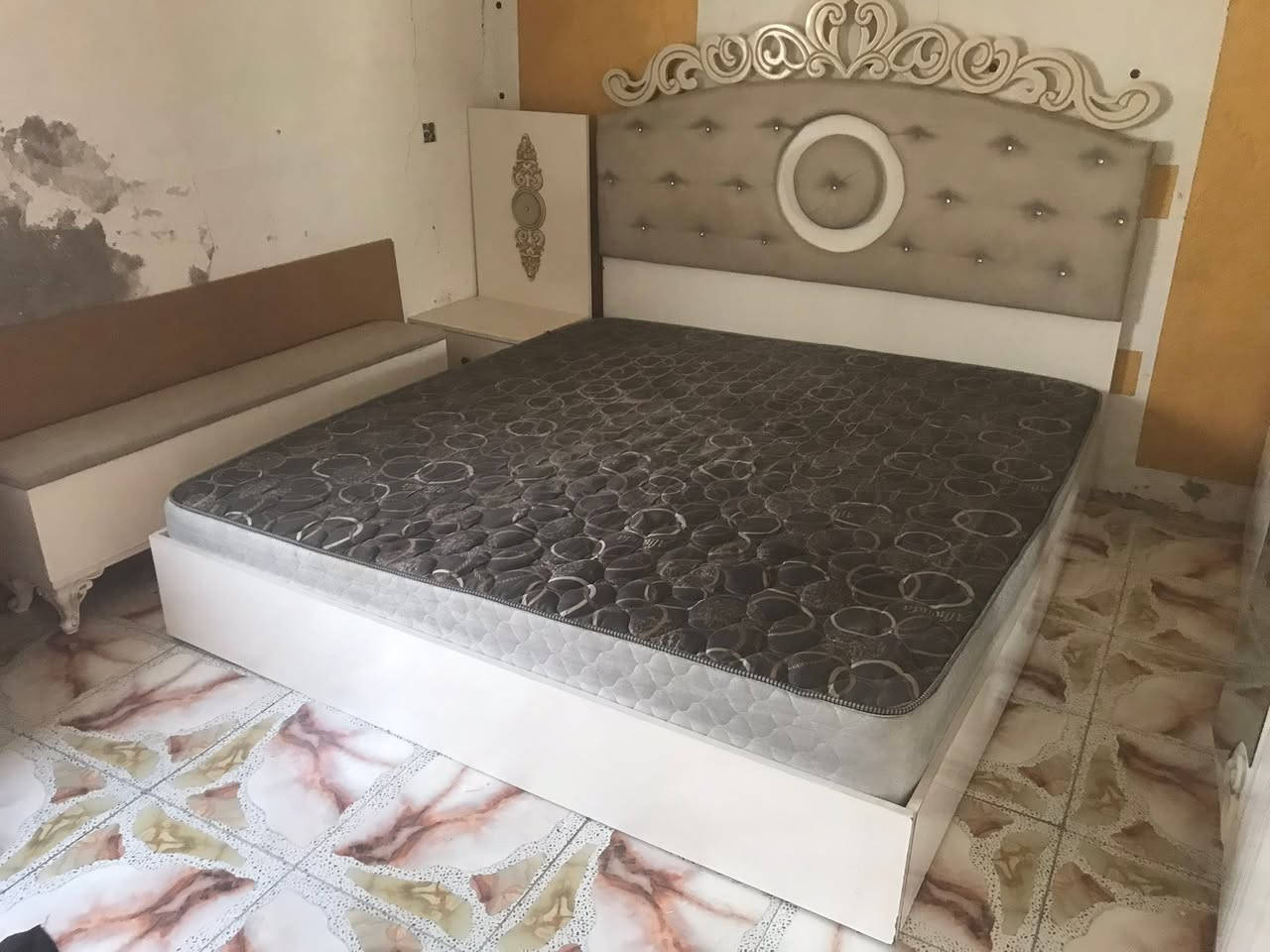 مرحبا شباب غرفه تركيه مستعمله 
10قطع نضيفه ومرتبه 
الغرفه مامفتوحة ولا مره علا اول شد 
سعرها ٤٠٠الف هية ودوشگها 
الضرر فقط المرايه الطولانيه المقعد من جوه فالت فقط واضحه بالصوره 

مكان بغداد رحمانيه الشعله

رقم الهاتف +واتساب ***********

انتبه
 10قطع ونضام قفل مو شد براغي 
يعني مو هاي ال٥قطع اليبيعوها ب٦٠٠
اني مشتريها بمليون و٣٠٠ الله شاهد
