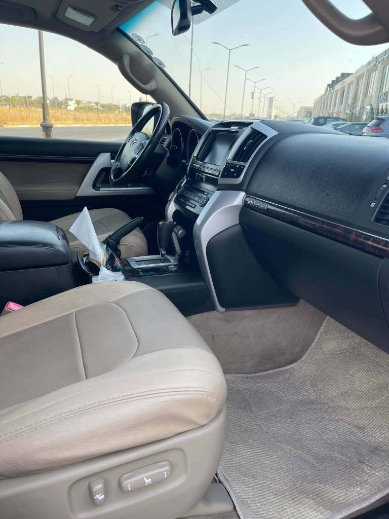 تويوتا لاندكروزمر VXR 2011 - نموونه له جوانى
تايبه تمه ندييه كان:
موديّل: 2011
جوّر: سعوديه VXR 8
مه كينه: 8) 5.7L پستوّن)
رونك: سپى سه دوفى
كيلومه تر: 251,000 هه زار روشتووه (به شه رت)
دوّخى أوتومبيّل:
بوياخ: بىّ بوياخ و بىّ ته عديل (هەممووگیانی به شەرت)
كيّر و مه كينه: به شەرت، مه كينەنه كراوەته وه
ناوده ره وه ى زور خاوينه سه قفى سلايد
ABS بريكى
ئيّرباكً
لايتى LED ى دواوه
كورسى كَه رمكراوى بيّشه وه
سيسته مى رينيشاندم
بلووتووس
كورسى كاره بايي
هه سته وه رى پاركينكى بيّشه وه
هه سته ومرى پاركينكى دواوه
كردنه وه بىّ كليل
ساردكه رمومى دواوه
لايتى LED ى بيّشه وه
4WD
كاميّراى دواوه
لايتى ته م
USB دمرجمى
سوكانى جه رم
تراكشن كونترول
دمستبيّكردن به دوكمه
جامى كاره بايي زۆر مواسەفاتی تر شوێن هەولێر سعری 330کەڵاو معامەلە ژ.م +وواتس ئاپ
*********** أربيل, العراق
