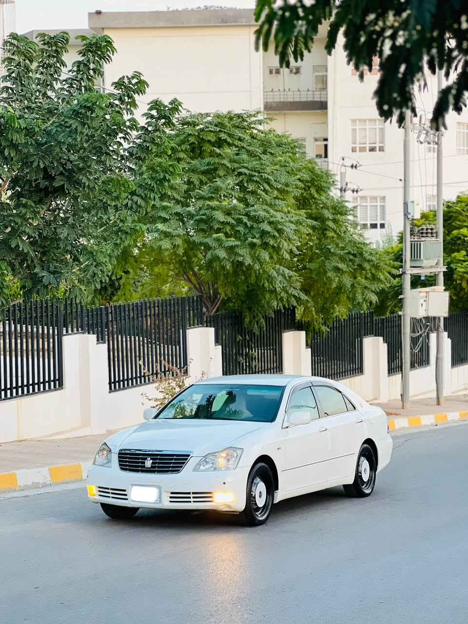 سه ياره كه براوه يه
كامل مه سروف كراوه 
ته بريد ساردوگه رم 
٢دگمه 
هه موگيانى به شه رت 
سه قف كه ڤه ر شانسى به شه رت 
سعر خوار بازار
***********
