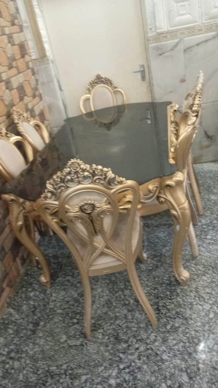 ميز طعام ملكي • ٦ كراسي • قفل