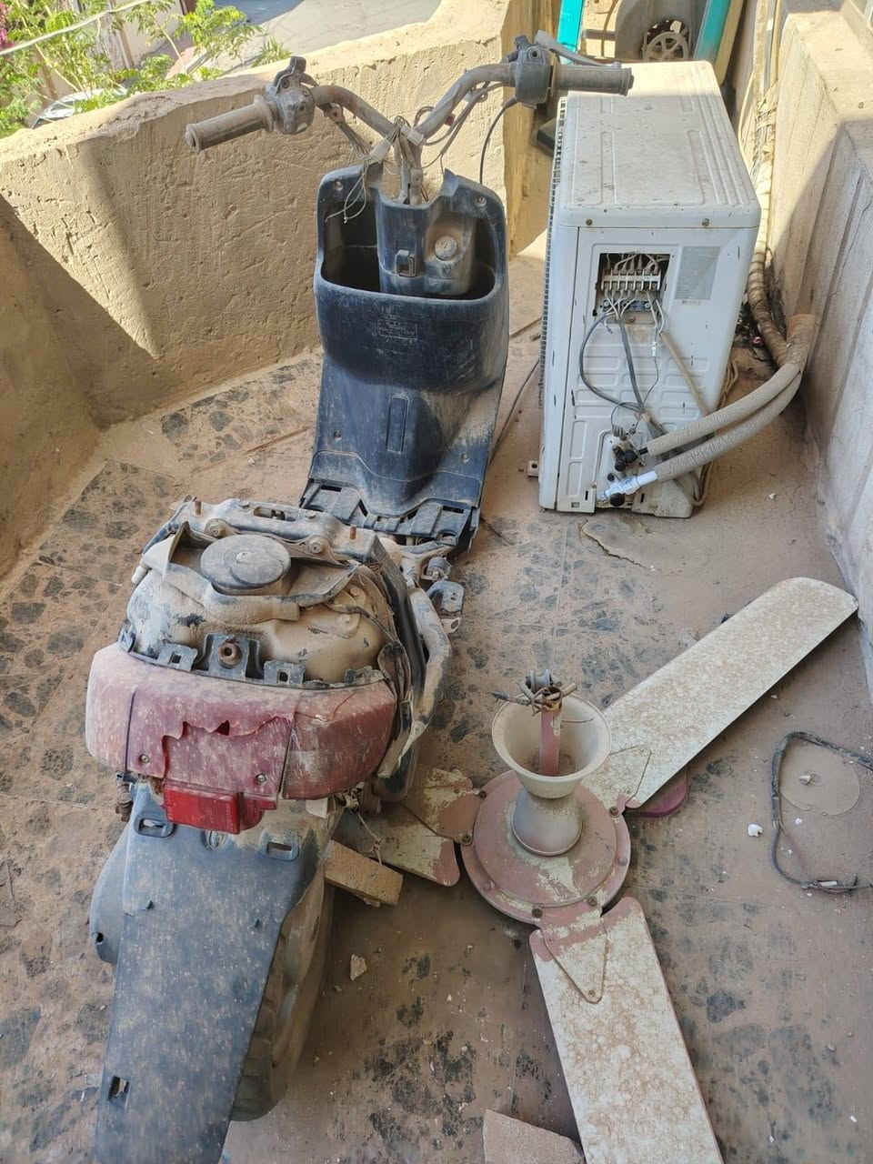 السلام عليكم 
شاصي بطة وماكس عدله كوم حديد مكينه البطه شغاله بس الماكس ما اعرف شغاله او لا قيم بالي يرضي الله وتعال اخذهن مكاني كربلاء حي النصر.
