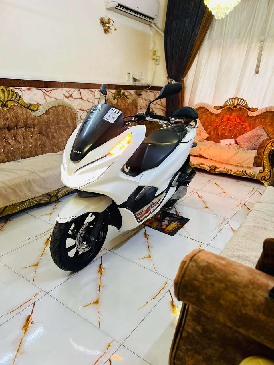 السلام عليكم دراجه pcx جيل الثالث ياباني  مكينه 150  دراجه مكفوله كفاله عامه مال رمبه حساس ازدحام حساس ستان تتدفئة بل يدات لد أمام لد خلفي مكينه برغي ممفتوح بيه شلعه معدل فول مال جناي دراجه تتعب تكول جديده ماشيه 27 حقيقي على ايدي كتلوكات الرمبه بيه السعر مليون 950 وبيه مجال العنوان بغداد الهاتف *********** اتصل وبيك خير ودلل
