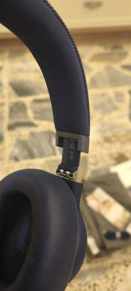 المواصفات الفنية والتكنولوجية الكاملة لسماعة JBL Live 770NC تشمل ما يلي
🎧🔇إلغاء الضوضاء التكيفي (True Adaptive ANC): يعزل ضجيج الشارع والمحيط تلقائياً دون الحاجة لضبطه يدوياً.البيئة الذكية (Smart Ambient / TalkThru): تسمح لك بسماع الأصوات المحيطة بك أو التحدث مع الآخرين بوضوح دون الحاجة لنزع السماعة.الميكروفونات: تحتوي على ميكروفونين مدمجين بتقنية متطورة لضمان نقاء صوتك أثناء المكالمات حتى في الأماكن المفتوحة.

🔋البطارية والشحنعمر البطارية (بدون عزل): يصل إلى 65 ساعة متواصلة من الاستماع.عمر البطارية (مع تشغيل العزل ANC): يصل إلى 50 ساعة.الشحن السريع: شحن لمدة 5 دقائق فقط يمنحك 4 ساعات من الاستماع، وتستغرق البطارية ساعتين لتشحن بالكامل من 🎧 جودة الصوت والأداءالمشغلات (Drivers): تأتي بمحركات 

ديناميكية بحجم 40 مم تمنحك صوت "JBL Signature Sound" الشهير مع عمق باس قوي.استجابة التردد: من 20 هرتز إلى 20 كيلو هرتز (وتصل إلى 40 كيلو هرتز عند استخدام كابل AUX الهجين).الصوت المكاني (Spatial Sound): تدعم ميزة تحويل أي محتوى ستيريو عادي إلى صوت محيطي ثلاثي الأبعاد وكأنك داخل 
السينما.0% عبر منفذ Type-C

سعر سماعه 💰165 الف انتو تعرفون اسعاره 200 فوك سماعه بعده 
بل باكيت وبيه ضمان عين فهد شوفو سعره بن منتجر آخر صورتين 

رقم هاتف *********** وتساب 
.
