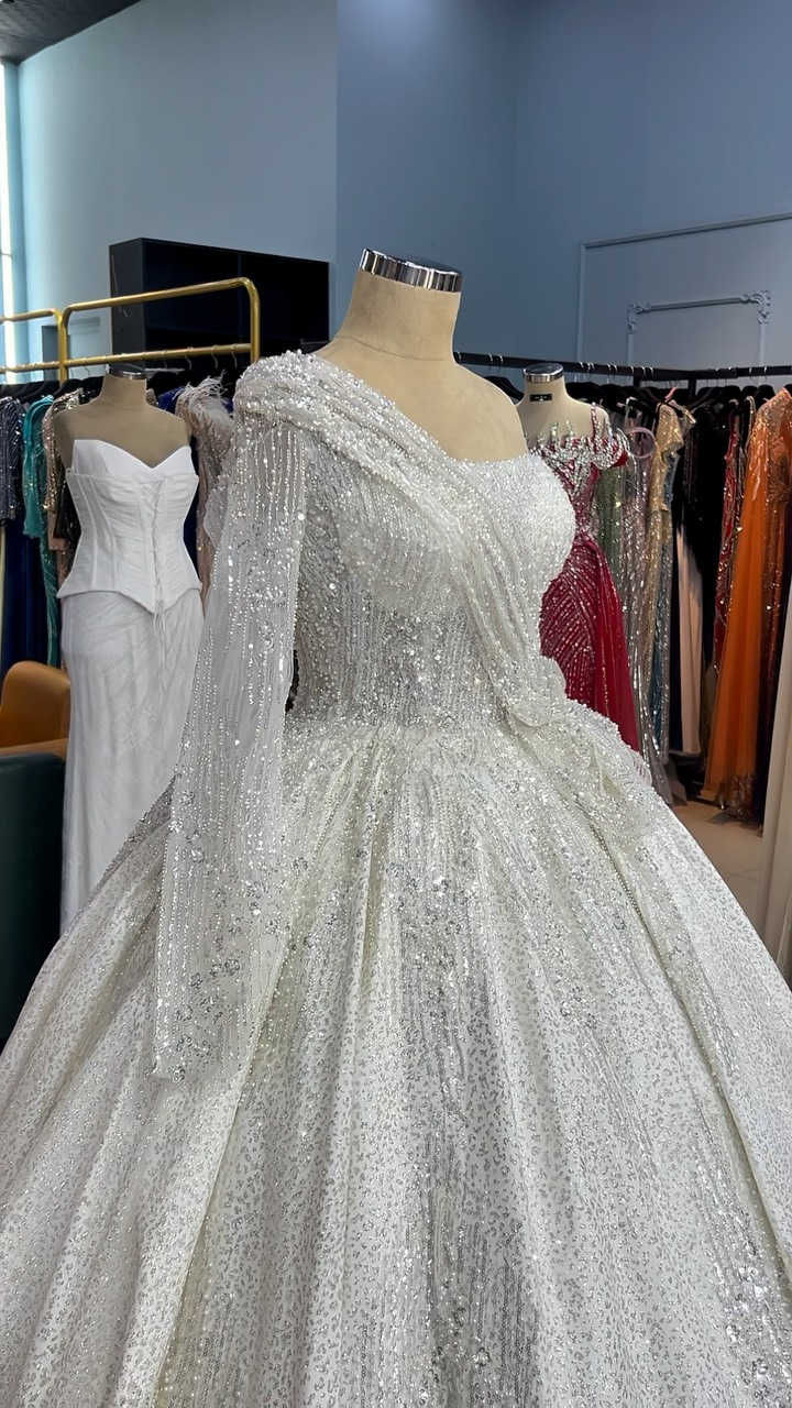 كوردى - عربي
 بۆ بۆنەو و ئاهەنگه كانتان لەگەل ئێمه شاهانه و جياواز دەربكەوه
هەولێر - ٤٠ مەتری جۆت سایدی رۆناکی نزیک فلکەی زراعە
: ***********
***********
لمناسباتك وحفلاتك كوني ملكية و متميزة معنا
٢ عراق / اربيل /روناكي
***********
***********
#عروسة #زفاف #بووك #عزيه #جلى_بووکێنى
