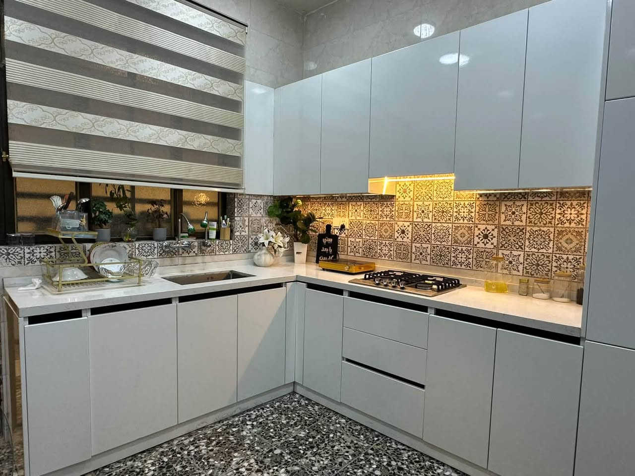كاونتر خشب الخارج mdf والداخل hdf قياساته 220 * 3 امتار سطح كوارتز السعر 1.500.000 وبي مجال قليل العنوان بغداد الحريه ***********
