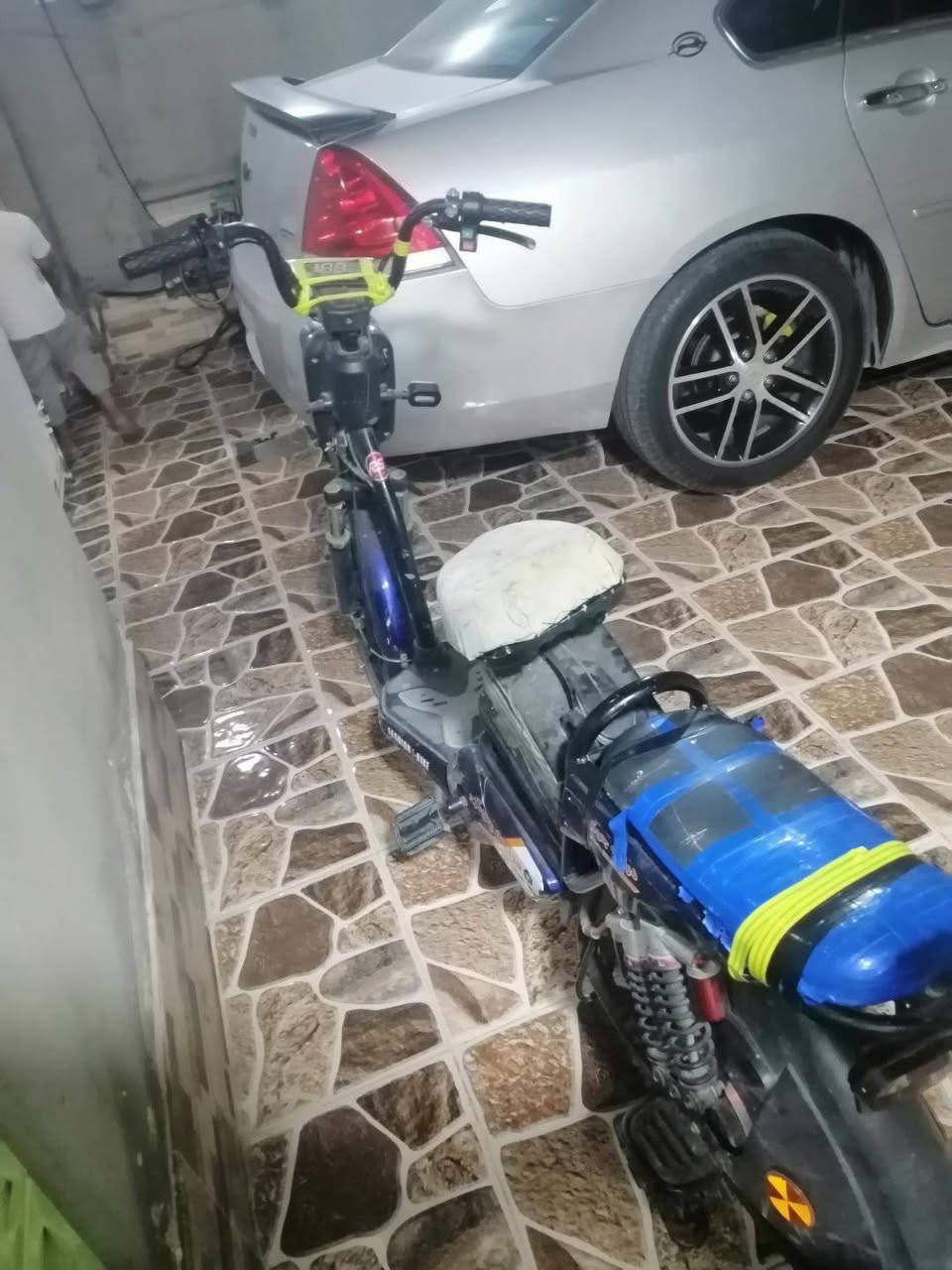 سلام عليكم دراجه شحن حجم 20موديل2023دراجه نضيفه والبطارايات نص عمر واتصل علئ الرقم*********** العنوان ديالئ تقاطع الساده
