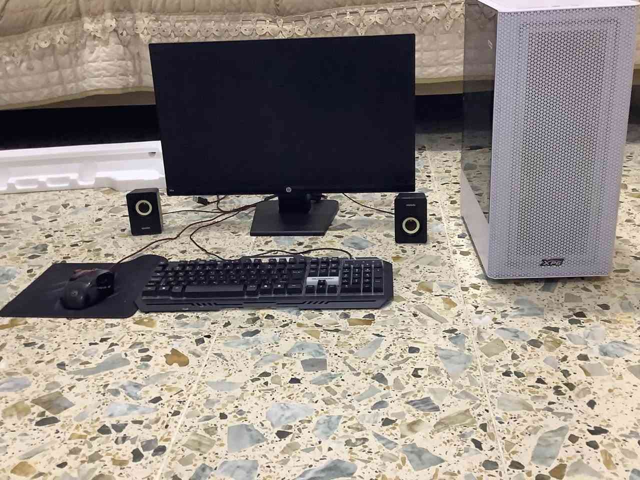للبيع تجميعة ألعاب (Full Gaming Setup) بحالة ممتازة ونظيفة جداً:
المعالج (CPU): Intel Core i5-9400F
 كرت الشاشة (GPU): NVIDIA GeForce RTX 3050 (8 GB)
 الذاكرة (RAM): 16.0 GB
 نظام التشغيل: Windows 11 Pro
 الكيس (Case): Redragon بتصميم عصري (White Edition) مع فلاتر غبار نظيفة وترتيب احترافي للكابلات.
محتويات الحزمة:
 كيس الحاسبة (بمواصفات أعلاه).
 شاشة HP.
 كيبورد جيمنج.
 ماوس.
 سماعات خارجية.
ملاحظات:
 الجهاز نظيف جداً من الداخل والخارج، ووضعيته ممتازةمع يو بي اس بطاريتين السعر700للستفسار***********عل الواتساب
