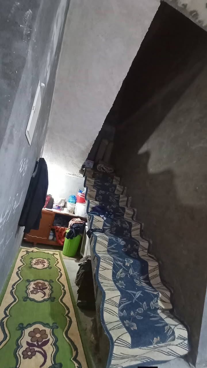 بيت للبيع الناصرية حي الجوادين النزلة الثالثة بيت قريب ع شارع العام مساحة 260 بيت جبير يحتوي ع 3 غرف نوم وصالتين ومطبخ حاره وبارد ودديوانية 8 ونص وحمامات خارجية وداخليه السعر 65وبيه مجال لشراي 
هذه رقمي وبية واتساب‏‪***********‬‏
