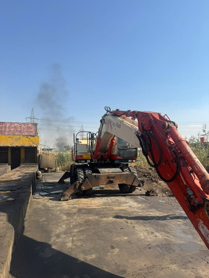 🏗️ حفارة إطارات (شفل/حفار تايرات) للبيع
تفاصيل المعدة:
 النوع: حفارة إطارات (Wheeled Excavator) - Van Vliet.
 الحالة: شغالة وجاهزة للعمل مباشرة، الفحص والمعاينة موقعياً.
 المواصفات: محرك ونظام هيدروليك بحالة ممتازة، أرجُل تثبيت (Outriggers) شغالين، إطارات بحالة جيدة.
الموقع: الموصل
📞 للتواصل والاستفسار: ***********
💬 أو التواصل عبر الخاص / الواتساب
