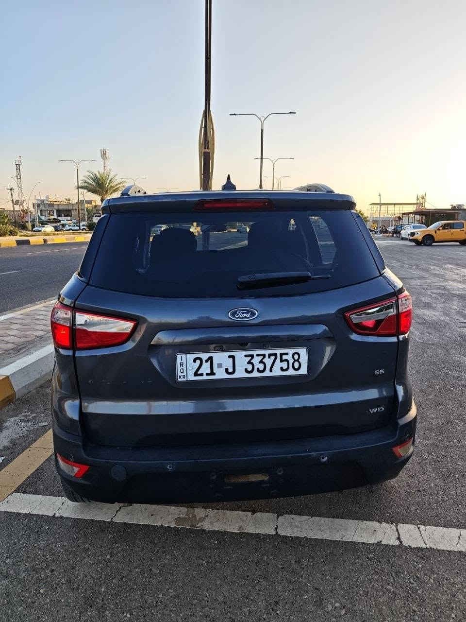 للبيع Ford EcoSport SE AWD موديل 2022 
سيارة  اقتصادية، ونظيفة جدًا، 
 الموديل: 2022
 الفئة: SE
 المحرك: 2.0 لتر تنفس طبيعي (اعتمادي وقوي)
 ناقل الحركة: أوتوماتيك 6 سرعات
 الدفع: AWD دفع رباعي
 المسافة المقطوعة: 39 ألف كم فقط (قابل للزيادة)
الرقم : سليمانية
الحالة:
السيارة نظيفة جدًا من الداخل والخارج.
التبريد ممتاز جدًا ويعمل بكفاءة عالية حتى بأجواء الصيف.
المحرك والكير والشاصي بحالة ممتازة، ولا تحتاج أي مصروف فقط تحتاج صيانة للطبلة الخلفية للسيارة .
الحادث:
تبديل قطعة واحدة فقط (الصندوق الخلفي) بدون فتح إيرباك.
يوجد بارد بقطعتين فقط.
أبرز المواصفات:
 فتحة سقف
 شاشة لمس كبيرة تدعم Apple CarPlay وAndroid Auto
 مثبت سرعة
 تحكم كامل من المقود (ستيرن)
 تكييف أوتوماتيك
 تدفئة للمقاعد الأمامية
 كاميرا خلفية
 حساسات خلفية
 تشغيل بصمة (Push Start)
 نظام مراقبة النقطة العمياء (Blind Spot)
 بالإضافة إلى العديد من المواصفات الأخرى.
 اللون: نفطي ميتالك.
 السعر: 103 ورقة  وبيها مجال بسيط.
 مكان التواجد: بغداد أو الفلوجة.

للتواصل واتس اب 
***********
