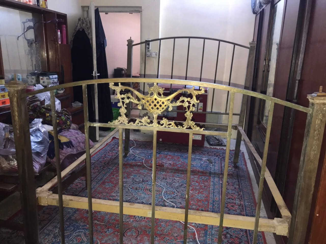 السلام عليكم عندي سرير نفرين قديم نحاس للبيع بغداد السعر 500 ألف للاستفسار اتصال ***********
