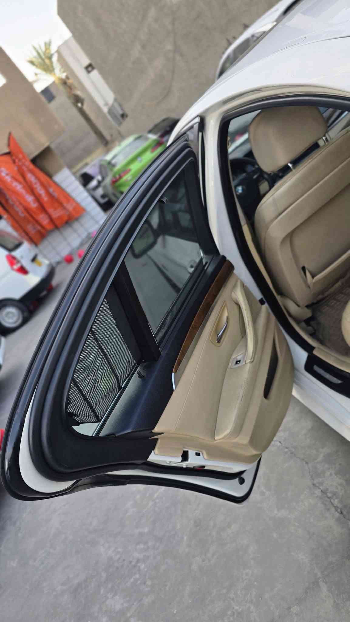 بي ام F10 حجم 535i كير محرك مكفول محرك 6v سلندر تخم تاير تبريد ثلج صدرها جديد سياره جاهزه من كلشي 
بيها فقط جاملغ صبغ السعر 145 مكاني بغداد 
الاستفسار ***********

