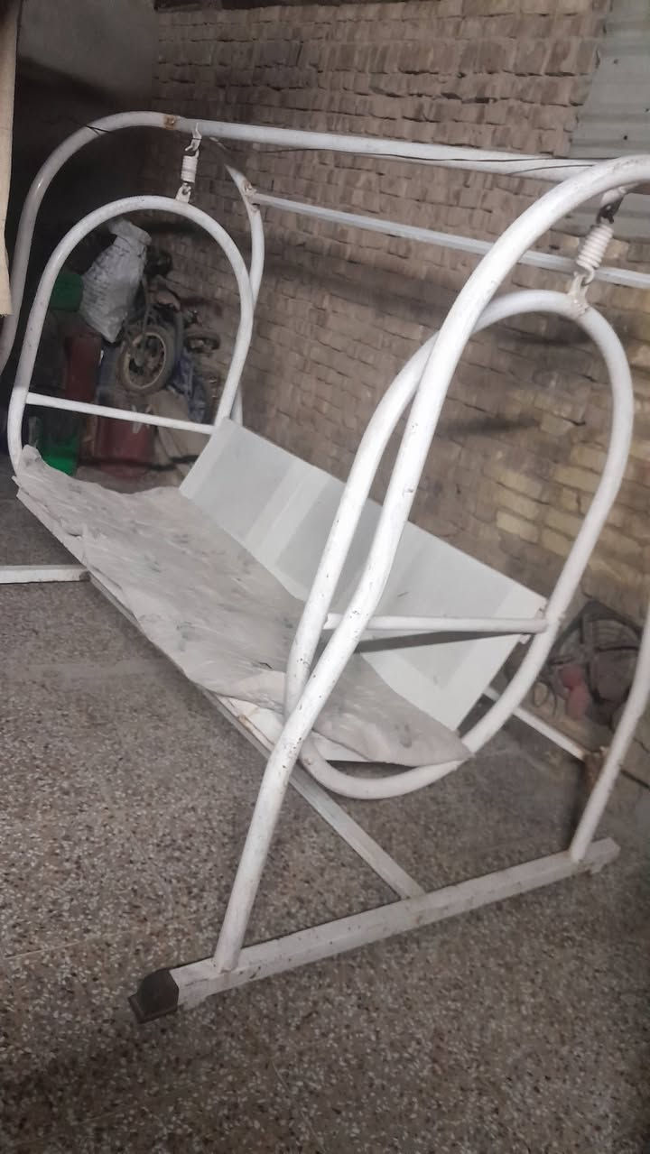 مرجوحه قديمه وزن ثقيل السعر٢٥٠ 
المكان بغداد الاورفلي ***********
