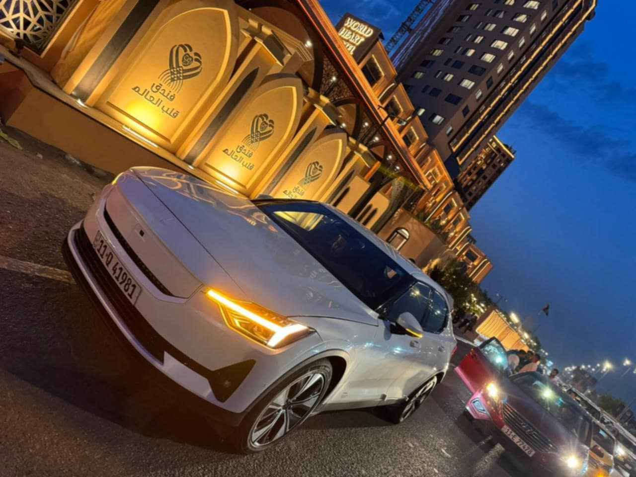 🇸🇪 عندما يلتقي الفن الاسكندنافي بمستقبل القيادة... 🇸🇪
✨ لأصحاب الذوق الرفيع: POLESTAR 2 (VOLVO) موديل 2023 
 شكل 2024

تجسد هذه السيارة أرقى ما قدمته الهندسة السويدية؛ فهي مبنية على خبرة فولفو (Volvo) في الأمان والمتانة، ومقدمة بلمسة Polestar العصرية التي تعكس البساطة والرقي الاسكندنافي.🇸🇪 

• فئة المدى الطويل  long range 
• بطارية 🔋 كبيرة 78 KW 
تدعم الشحن السريع و المنزلي
 مع الشاحنة الأصلية 
الشحنه الواحدة 550 كيلومتر 
الممشى K 60 قابل للزيادة
🌑اطارات مقاس 19 جديد 
#السعر 18500 $$
رقم بغداد انگليزي بأسمي  شرط التحويل 
(بنيد صبغ فقط+جاملغ بارد)
***********
***********

رقم الشاصي  ( YSMEG3KA4PL156354 )

★ مواصفات كثيرة 
شرح جزء بسيط جداً 
دشبول خرائط 
رادارات 360°
كاميرات 360°
حساسات 360°
لايتات داينمك متحرك PIXEL TECHNOLOGY ليزر 
نظام ترفيهي كامل التطبيقات 

❄️🔥تبريد تدفئة كشنات قطعتين مناخي منفصل ثلج 

🌬️ 📐 التصميم والشكل العام
هيكل فاستباك (Fastback): تصميم يجمع بين أناقة سيارات السيدان والعملية العالية لسيارات الهاتشباك/الكروس أوفر، مما يعطيها وقفة رياضية ومرتفعة قليلاً.
خطوط التصميم: يتميز التصميم بالبساطة والنظافة (Minimalist) والخطوط المنحوتة التي تعكس لغة التصميم التقني للعلامة.
المصدر: تشترك في قاعدة البناء CMA (Compact Modular Architecture) مع طرازات فولفو مثل XC40.
💡 الإضاءة والتوقيع البصري
المصابيح الأمامية (LED Headlights): تتميز بتصميم "مطرقة ثور" الشهير والمستوحى من فولفو، وهي مصابيح LED نشطة (Active LED) مع إضاءة عالية نشطة وتعديل آلي للمستوى. 
الشريط الضوئي الخلفي: شريط ضوئي خلفي كريستالي يمتد بعرض السيارة بالكامل، ويتكون من 288 وحدة LED، مما يعطي توقيعاً ضوئياً فريداً ومميزاً.

II. 💎 الباقات والإضافات الفاخرة المتوفرة

1. 🛡️ حزمة Pilot Pack (تركيز على الأمان والقيادة الذكية)
• نظام Pilot Assist المتقدم: مساعدة في القيادة على الطرق السريعة (توجيه، تسارع، وفرملة).
• كاميرات ومستشعرات 360 درجة: لسهولة الركن والمناورة.
• نظام تنبيه النقطة العمياء (BLIS): مع نظام مساعدة التوجيه.
• نظام تنبيه حركة المرور الخلفية (RCT): مع مساعدة الفرملة.
• مصابيح LED متكيفة Pixel: إضاءة ذكية وقوية دون إزعاج السيارات القادمة. 
متحرك مع عجلة القيادة 

🖥️ التقنيات والمقصورة الداخلية

 Polestar 2 (2023) - أول سيارة في العالم تعمل بنظام Google Automotive OS المتكامل. تكنولوجيا ذكية، قيادة أذكى.
نظام الترفيه: شاشة ترفيه مركزية تعمل باللمس مقاس حوالي 11.15 بوصة أو 11.2 بوصة.
نظام التشغيل: نظام معلومات وترفيه مدعوم من Google (أندرويد أصلي) مع خدمات جوجل المدمجة.
شاشة السائق: شاشة رقمية لعرض معلومات القيادة مقاس 12.3 بوصة.
الاتصال: دعم Apple CarPlay و Android Auto 
الميزات الداخلية:
شاحن لاسلكي للهاتف 
مقاعد مريحة وعالية الجودة.

🟢🔴⚫الإطارات الذكية والمستشعرات المدمجة
تهدف هذه التقنيات إلى تزويد السائق والسيارة ببيانات دقيقة وفورية عن حالة الإطارات، وتُعد ضرورية للقيادة الذاتية.
• نظام TPMS المتقدم: أجهزة استشعار (Sensors) مدمجة في الإطار أو الصمام لتوفير بيانات دقيقة ومباشرة حول:
درجة الحرارة داخل الإطار.
•ضغط الهواء (مراقبة الضغط الأساسية).
• مستوى تآكل المداس (المستقبل).
• الإطارات الذكية المتصلة (Smart Tires):
تتضمن مستشعرات متقدمة تتواصل مع كمبيوتر السيارة لتوفير صيانة تنبؤية (Predictive Maintenance).
يمكنها تحليل ظروف الطريق (جاف، رطب، ثلج) وتكييف خصائصها أو نقل البيانات إلى أنظمة التحكم في السيارة لتحسين الأداء (مثل فرامل ABS والتحكم الديناميكي).
الإطارات المتغيرة/المتكيفة: مثل مفهوم Hankook Hexonic التي تحلل الطريق باستمرار وتتكيف أخاديد مداسها وفقاً لظروف القيادة.

. بغداد, العراق
