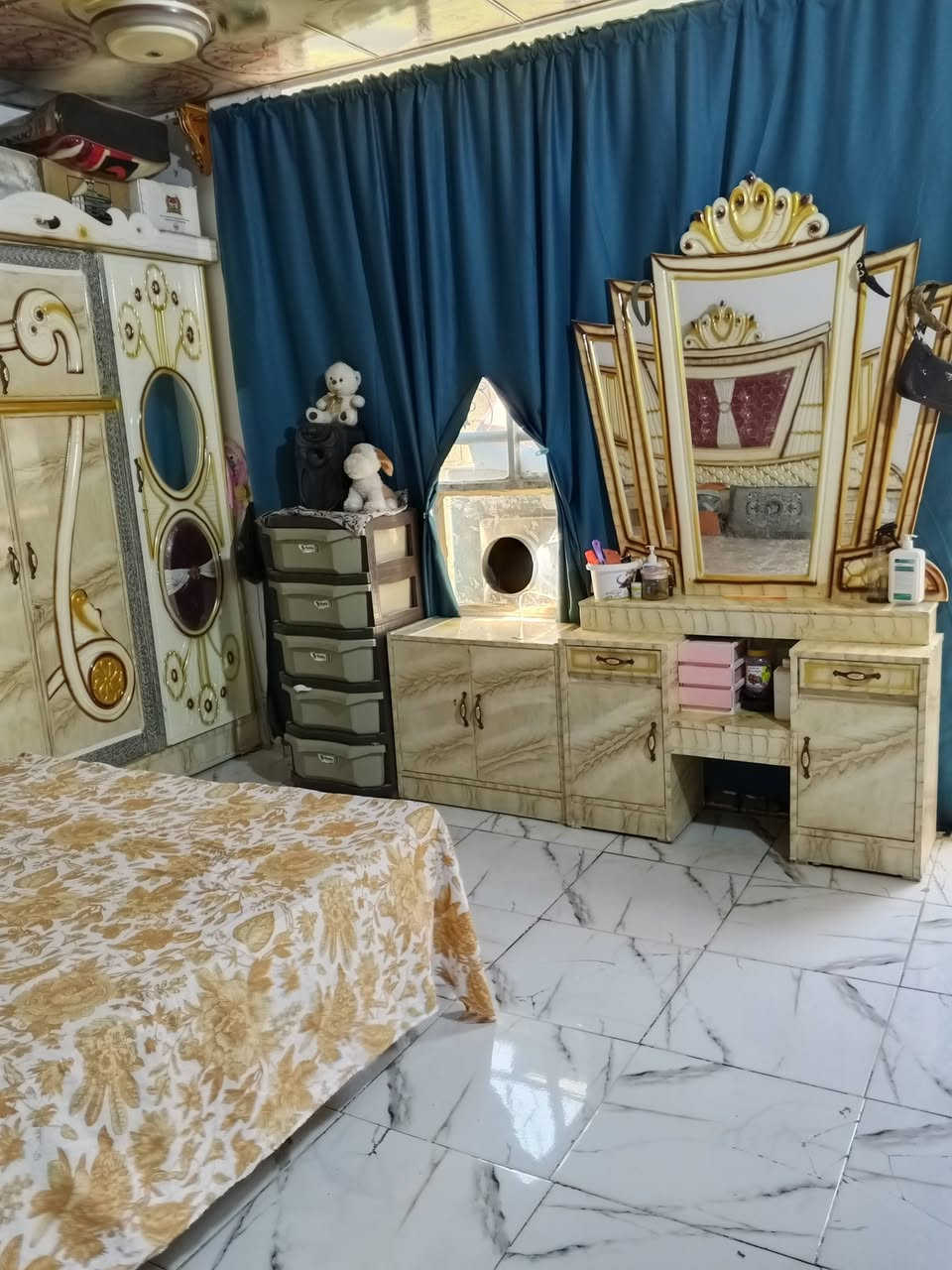 غرفة حطاطة صبغ حراري جديدة استعمال قليل السعرمليون وربع وبيه مجال للاستفسار الاتصال على الرقم ***********
