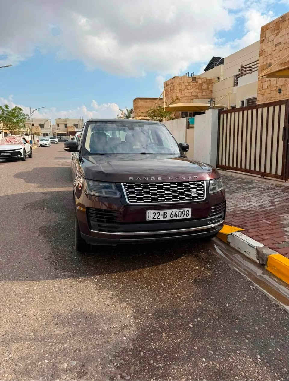 للبيع range rover فوگ موديل ٢٠١٩ -
السيارة وكالة سردار مواصفات hse 

مكفولة كفالة عامة من الضرر والصبغ والبارد 

ماشية ٩٦٠٠٠ كم / رقم اربيل  . 

السعر  ٣٨٥ ورقة وبيها مجال بسيط . 

محرك ٦ / سلندر سوبر چارج . 

مواصفاتها هواية مايحتاج اذكرها كلها . 

لون كرزي او عنابي - أبواب شفط - بانوراما - دوسات كهربائية - اربع أبواب بصمة - تدفئة مقاعد امامية - وضعيات تحكم بالمقاعد الأمامية هاي الرئيسيات مالي خلك اذكرهن كلهن . السيارة جديدة بدون اي نقص للجاد بالشراء يخابرني ويجي يشوفها ويقتنع بيها ويتدلل ، السنوية بأسم اخوية تحويل مباشر .

للتواصل المراسلة او الاتصال بالرقم *********** -
