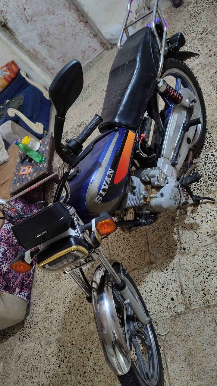 دراجه سيفان 
محرك نضيف 
كهربائية جدد عينه ولايت 
اشاير وبك لايت كله جديد 
بنز دبلات جديد 
دراجه ا اوراق كامله منفيز كمرك وصل كله كامل 
السعر 700 
***********

