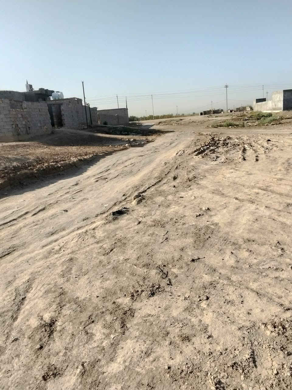 السلام عليكم قطعه البيع طريق أبوالماش نهايت السايدين مثل ماموضح بلصوره تبعدعن الشارع 75ركن على شارعين فرعي 10متر وبفرعي 6مترالمساحه 400 الستفسار***********بيه واتساب
