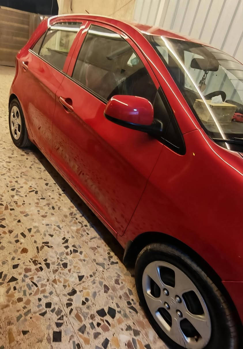 الموديل: كيا بيكانتو (KIA Picanto) - وارد كوري

سنة الصنع: 2016

اللون: أحمر مميز

سعة المحرك: 1200

ناقل الحركة (الجير): أوتوماتيك 4 سرعات

العداد (المسافة المقطوعة): 26000 كم فقط اشتريتها قبل 3 سنوات ماشية 23000 كم 

نظام الدفع: أمامي (FWD)

الشاشة والنظام الصوتي: شاشة لمس أندرويد حديثة متكاملة (تدعم بلوتوث، خرائط Navigation، وتشغيل مقاطع الصوت والفيديو)

المساعدة في الركن: كاميرا خلفية + حساسات خلفية

التكييف والحرارة: تبريد شغال

الفرش والداخلية: المقاعد مغلفة ومحفوظة بالكامل، مقود بتغليف أنيق (أحمر وأسود)

الإضاءة: كشافات ضباب أمامية + إضاءة نهائية وخلفية ممتازة

العجلات: ويلات  (جنوط) قياس 14 إنش الأصلية

الأنظمة والأمان: 
وسائد هوائية (Airbags)
سنترلوك (قفل مركزي) مع نوافذ كهربائية + خلفي جوبي مو كهرباء 
ملاحظة : السيارة بيهه صبغ البنيد وجاملغ مال لون جارد وليس حادث 

سيارة جاهزة و نظيفة بنزين محسن و دهن بالموعد .
المكان : كرخ نفق الشرطة 
الرقم : ***********
          ***********
السعر 95 ورقة و بي مجال للشراي 
تحياتي
