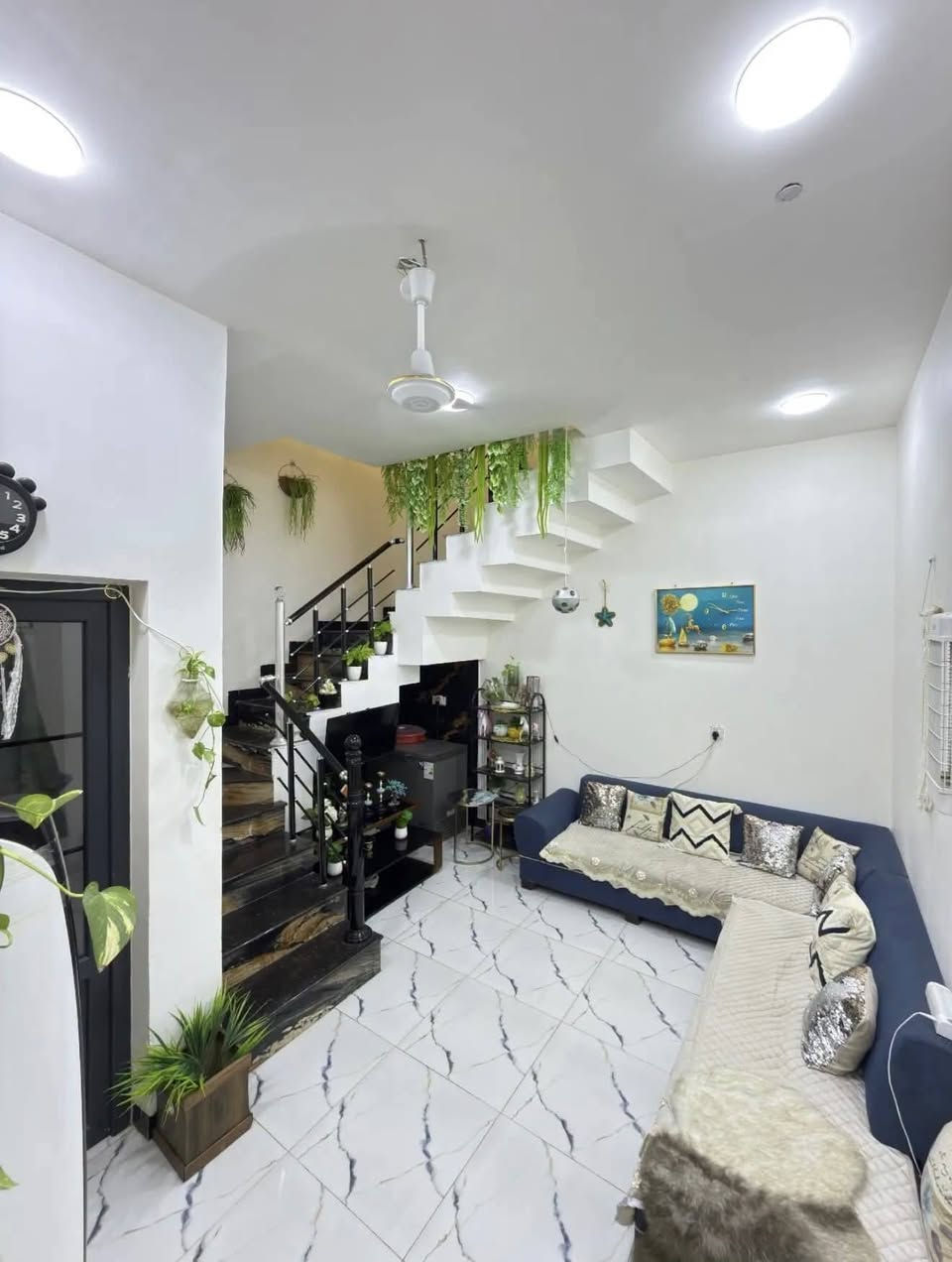 اعلان دار للبيع /​📍

⏰ السعر مناسب سارع اللحجز /💰 

​🏠 دار للبيع (طابو صرف)
​فرصة ممتازة للتملك في موقع متميز، منزل جديد بتصميم حديث وبناء متين.
​📍 العنوان والموقع
​المدينة: الديوانية - حي الجامعة.
​الموقع: قريب على شارع 20.
​📐 تفاصيل العقار
​المساحة: 100 متر مربع.
​عدد الطوابق: طابقين.
​سنة البناء: 2024.
​نوع البناء: كونكريت مسلح.
​🧱 توزيع الطوابق
​🔹 الطابق الأول:
​طارمة.
​استقبال.
​صالة + مطبخ.
​غرفة نوم (عدد 1).
​صحيات داخلية وخارجية.
​🔹 الطابق الثاني:
​صالة.
​غرف نوم (عدد 2).
​سويت صحيات.
​📞 للمراجعة والاستفسار
​يمكنكم زيارة مكتب قصر الباشا للعقارات (مكتب أحمد الشمري للاستثمار🏗️ والتطوير العقاري).
​📍 عنوان المكتب: شارع أسواق طيبة - مجاور أسواق دجلة.
​📱 أرقام التواصل: ☎️ 
​***********  📞 
​***********. 📞
