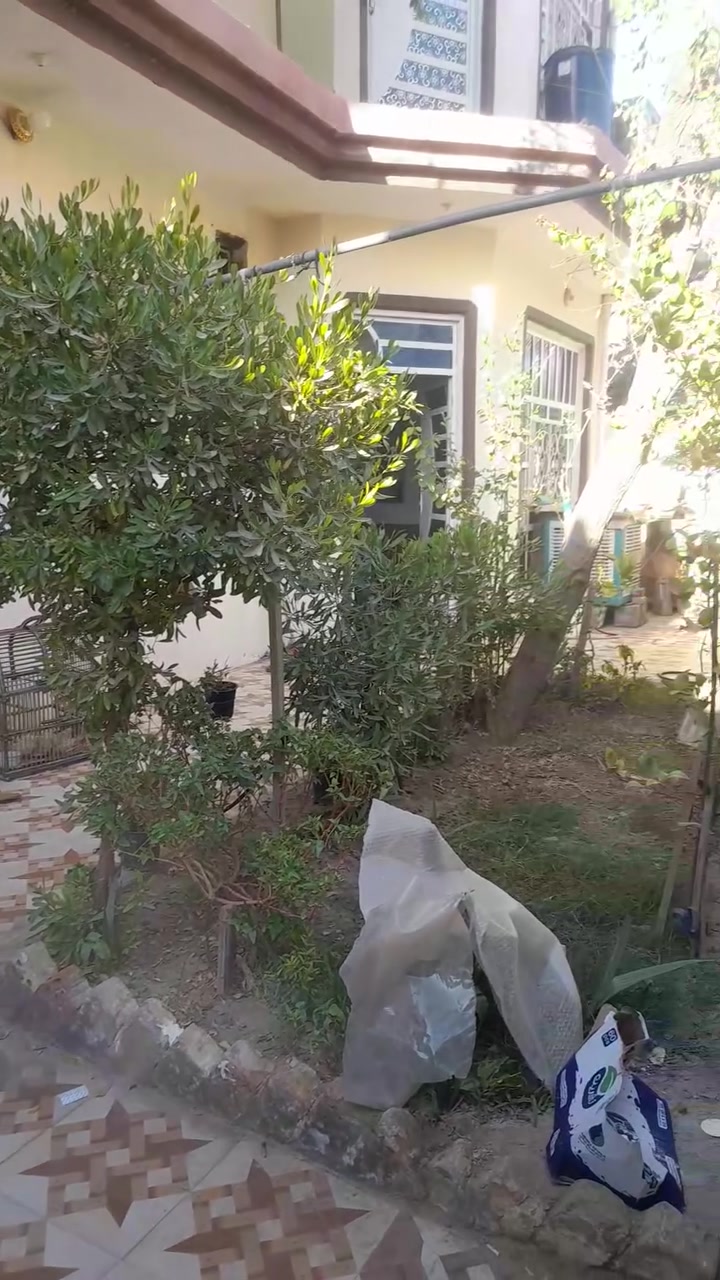 السلام عليكم
بست للبيع المفرق منطقة الحاج ناصر المربع الاول ثالث بيت من الركن .
المساحة ٢٠٠ متر 
بناء قاطين دبل فاليوم بناء ٢٠١٦ 
قاط اول ..... كراج سيارتين حديقة صحيات استقبال مطبخ صالة غرفتين نوم منور 
قاط ثاني غرفتين نوم جاهزات وصالة وغرفة نوم على النص 
....
السعر ١٣٥ وبي مجال 
للاستفسار الاتصال او مراسلة خاص 
***********
