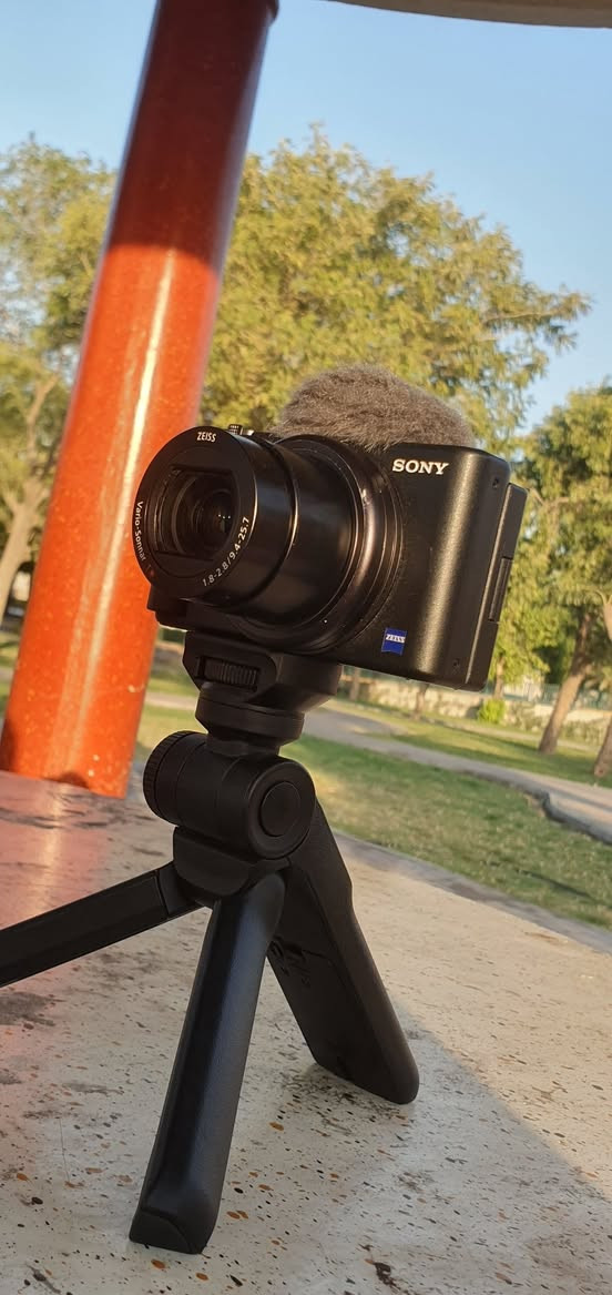 السلام عليكم شباب

كامره التصوير ال SONY Z1-1 الاحترافيه من سوني 

طبعا الكامره نضافه عاليه بدون اي خلل مضمونه بالكامل اكيد

تاتي بعتاد ممتاز بالرغم من صغر حجمها 

امكانيه التصوير سواء صور او فيديو بدقه ال4K بنقاوه الوان عاليه

تحتوي علئ مجموعه اوضاع تصوير احترافيه

سواء رياضي- سينمائي بحيث تكون ممتازه لصناع المحتوئ او الابلوكرز  

ذني الصورتين بالوضع التلقائي بدون تعديل

وياها الاستاند وحده مالتها الاصلي ماخذه ب100 دولار 

سعرها كلها هيه و الملحق 545 الف فقط

العنوان بغداد قرب البياع و متوفر التوصيل ايضا 

للتواصل***********

