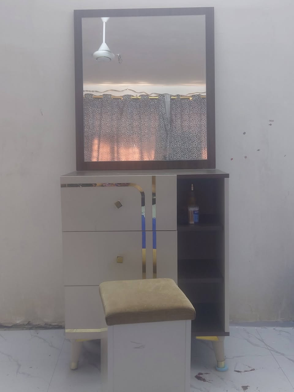 سلام عليكم غرفه نوم تركيا 6 قطع نضيفه جدا للبيع 
السعر 450 بيهه مجال مكاني بغداد صليخ 
***********
