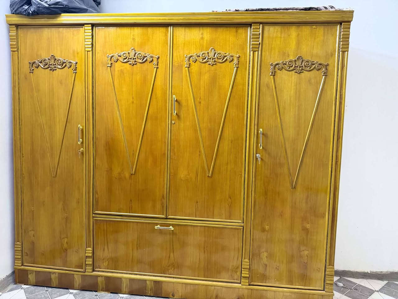 السلام عليكم
كنتور اربع بيبان انجاره اخو الجديد
بنكه ارضيه اخت الجديده استعمال كلش قليل شحن+ كهرباء
مكاني بابل
الاستفسار عل خاص
او عل رقم. ***********
