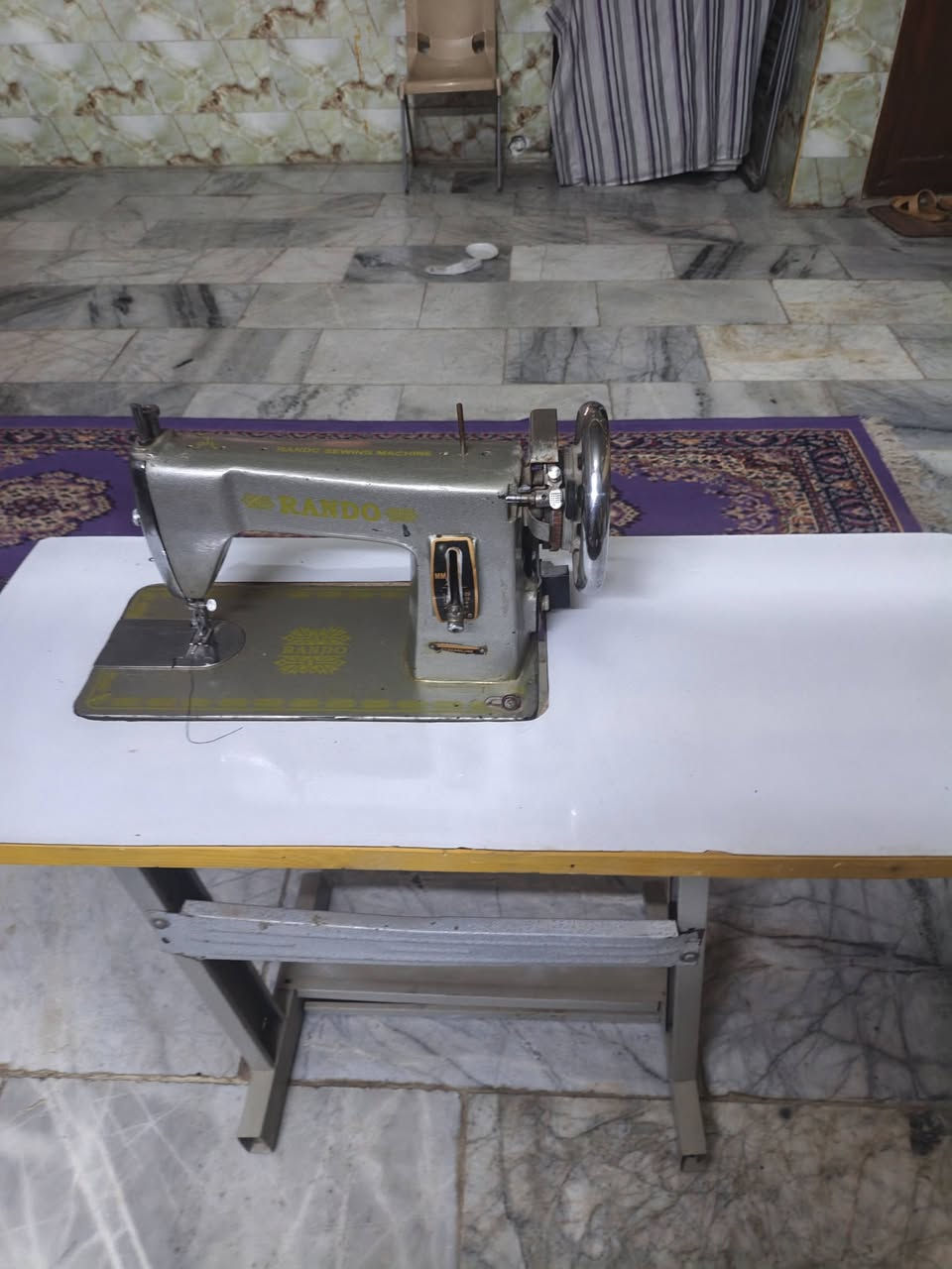 مكينه خياطه كلاسيكيه ماركة Rando
مناسبه للخياطه الثقيله كل جينز والستائر وبعض الاقمشه القويه 
مع مصباح تركيب مغناطيس 
مع الميز الخاص به 
يعر 75 
توصيل 5 
عنوان كربلاء
***********
