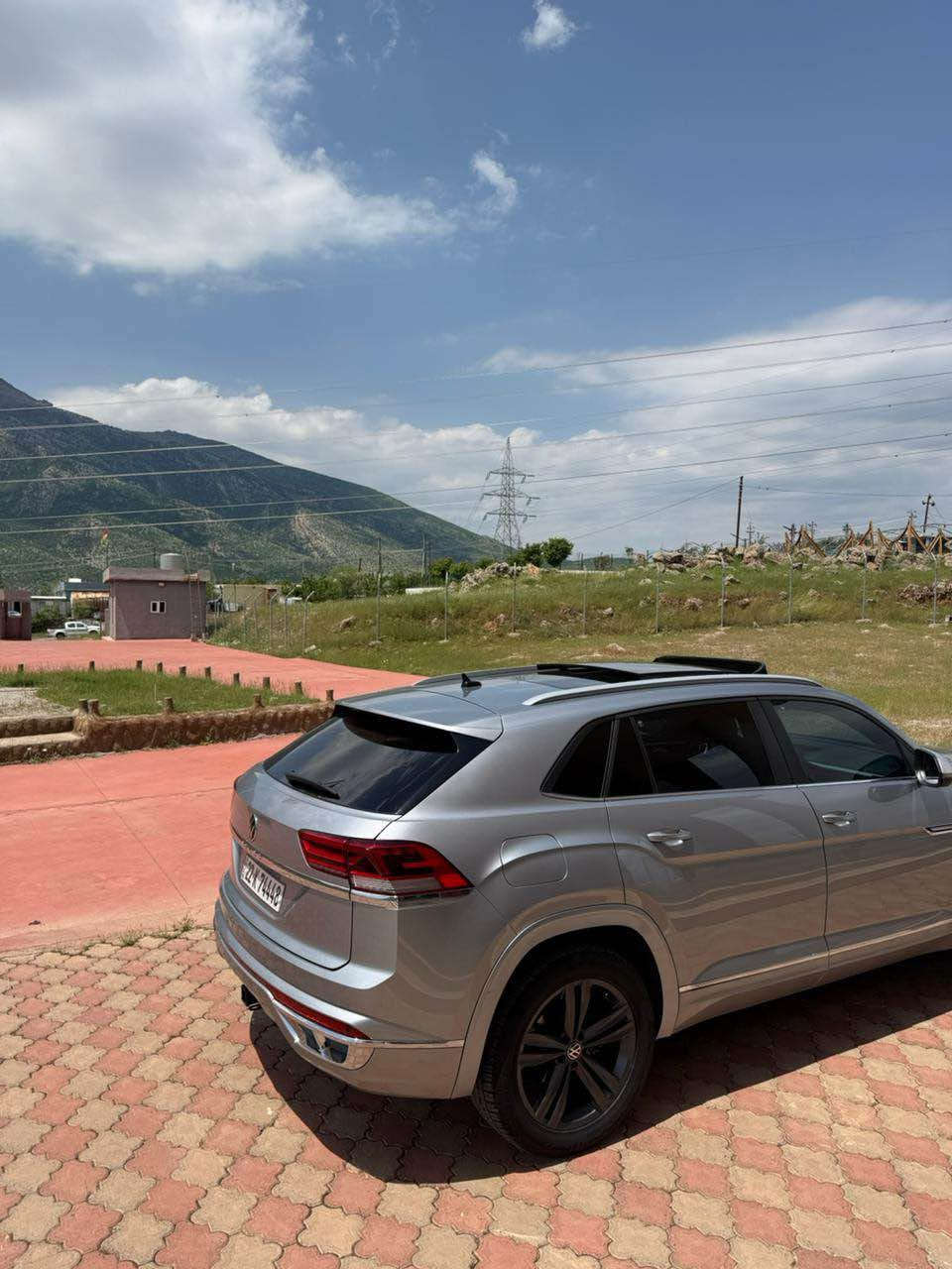 2021 VOLKSWAGEN ATLAS, SE 
ڤۆلکس واگن ئەتڵەس کرووس سپۆرت ٢٠٢١
مواسەفات SE
کوشن جلد 
مەکینە ٣.٦   6شەش پستن بەنزین
بێ بۆیاغ هیچ بۆیاغی نیە یەک پاچەی بیلاد گۆراوە 
رەنگی سلڤەر 
پانۆڕاما
حەساس 
کوشن هیتەر 
بەسمەیە 
ئاوێنە رادار 
کوشن کارەبایی
شخال و رادار
کوشین گرم
دیاری کردنی خێرایی و هەستەوەری باران
کتابی جام رەشی لۆ کرایە
نرخی ٢٣٥ وەرەقە و مەجال
رقم شانسی 1V2PE2CA2MC200543
ژمارەی تەلەفۆن ***********.  *********** سوران, أربيل
