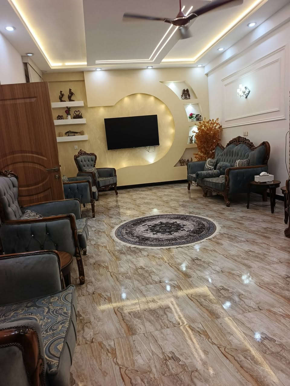 السلام عليكم للبيع بيت مساحة ١٠٠ م واجهة ١٠ متر نزال ١٠ متر بناء حديث صنف الارض زراعي ملك صرف  يحتوي على 
غرف نوم عدد ٢ كبيره 
مطبخ وصالة مشترك مساحة واسعة  
مطبخ حار 
استقبال ٨.٥×٥ بالامكان فصل غرفة نوم منها لتصبح استقبال وغرفه نوم 
صحيات داخلية عدد 2 
صحيات خارجية 
البناء والمواد درجة اولى سقوف جبس بورد انارة مخفية 
موقع البيت الشعب مقابل محطة وقود سما بغداد عالشارع الخدمي 

المنطقة خدمات متكاملة مجاري، وتبليط وانترنيت ومولد سحب ذهبي صيف شتاء مستمر 
السعر١٨٥  مليون وبي مجال للتواصل ***********
