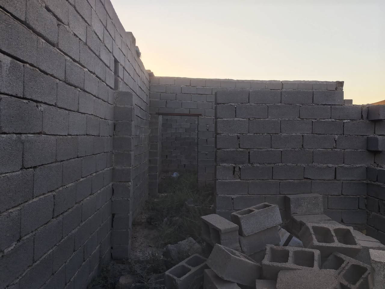 السلام عليكم قطعة 100متر / 5*20
بيها بناء قليل بلوك كما موضح بالصور
موقعها حي البتول الزراعي نهاية شارع مدرسة الخيرات
معروضة ب  13 مليون 
واتساب ***********
